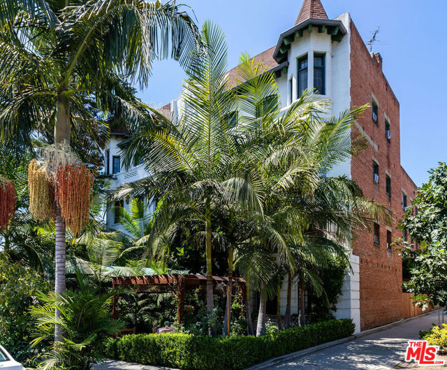2041 N Vermont Avenue, Los Angeles CA: https://media.crmls.org/mediaz/6d695eb1-6641-42f9-9d1e-4beedbcb8003.jpg