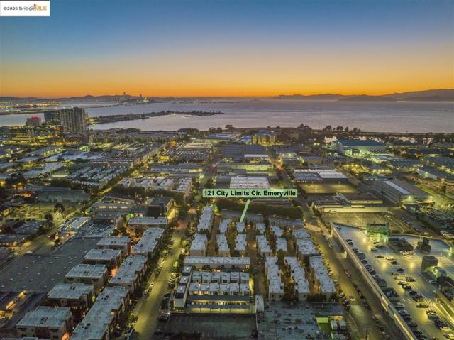 121 City Limits Cir, Emeryville CA: https://media.crmls.org/mediaz/6d6974fc-6627-4ff3-ac1c-6976f286a00d.jpg