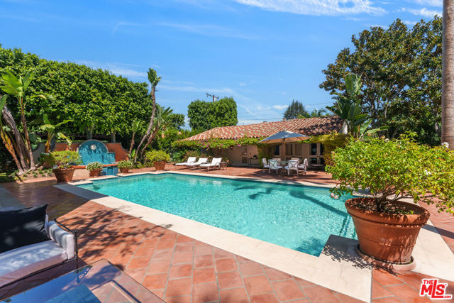 812 N Bedford Drive, Beverly Hills CA: https://media.crmls.org/mediaz/6d699654-a70b-4e5f-a806-4d73b51c0e96.jpg