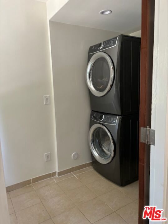 2439 West Silver Lake Drive, Los Angeles CA: https://media.crmls.org/mediaz/6d69d6e2-f25d-4984-9e2c-ff91f5907f17.jpg