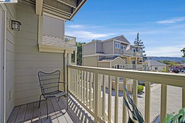 200 Valletta Ln, Pleasanton CA: https://media.crmls.org/mediaz/6d69f5cc-18bc-40a1-905f-bb758bd73a53.jpg
