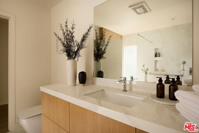15674 Royal Ridge Road, Sherman Oaks CA: https://media.crmls.org/mediaz/6d6a442e-82cd-4345-901e-c06f4a01d916.jpg