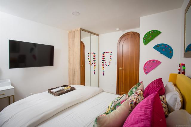 1047 Highland Dr, Del Mar CA: https://media.crmls.org/mediaz/6d6bb9c8-b1aa-43dd-a8a5-e42800c1318c.jpg