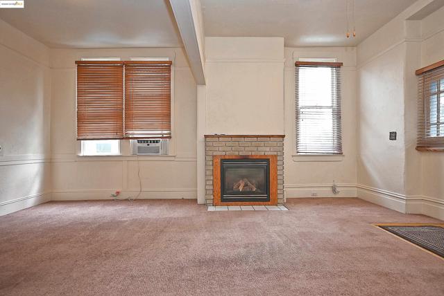 672 33Rd St, Oakland CA: https://media.crmls.org/mediaz/6d6c3949-f706-4cf7-8d90-a37aca259c4c.jpg