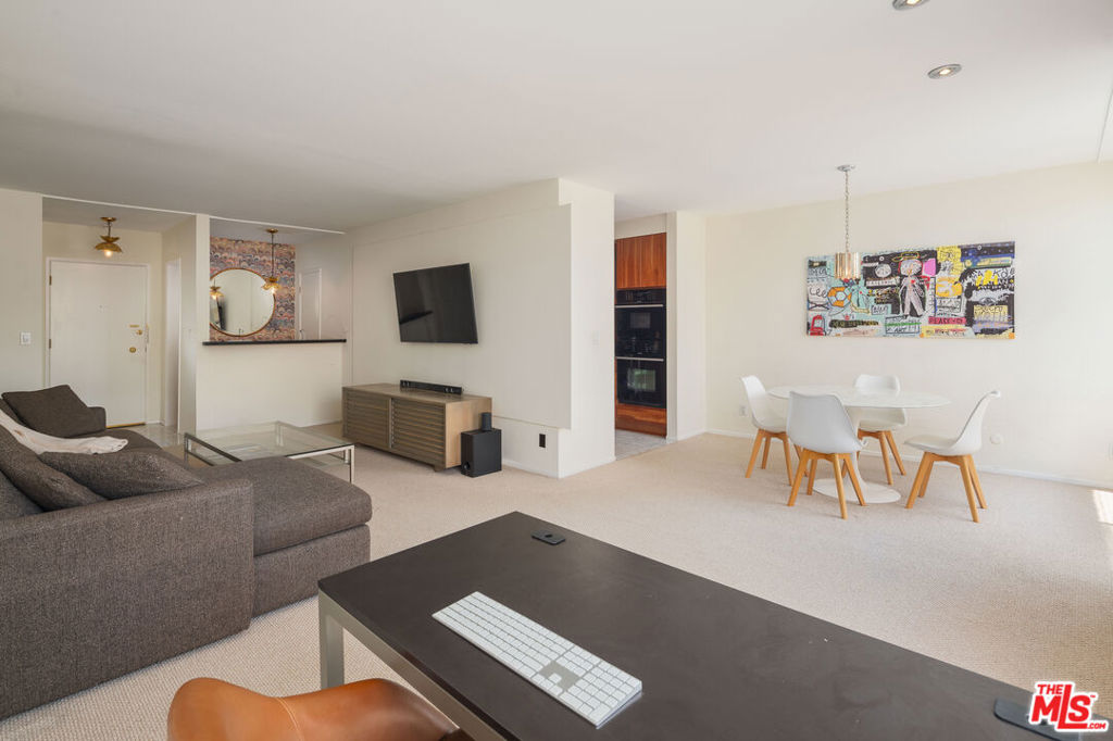 927 N Kings Road #303