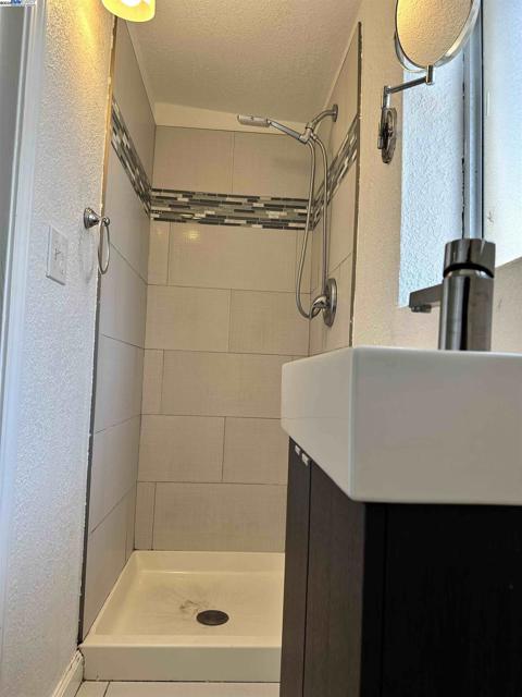 2140 W Avenue 134Th, San Leandro CA: https://media.crmls.org/mediaz/6d6cd313-8c9f-4486-81cf-64f9a430d72b.jpg