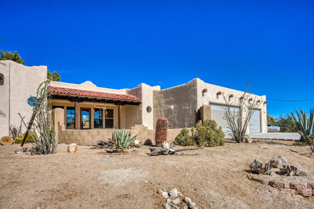 56948 Plaza Del Amigo, Yucca Valley CA: https://media.crmls.org/mediaz/6d6d1f56-ccaa-4064-9a82-254bb62792e6.jpg