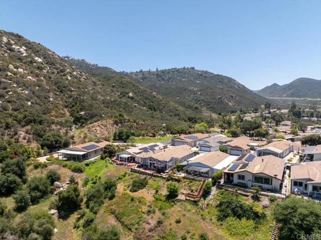 8975 Lawrence Welk Dr, Escondido CA: https://media.crmls.org/mediaz/6d6da45d-a736-487f-8256-fc77cb46aa70.jpg