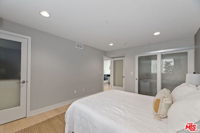 600 S Ridgeley Drive, Los Angeles CA: https://media.crmls.org/mediaz/6d6e3c74-9dee-4004-b23c-996d45e7a7a2.jpg