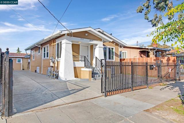 2027 83Rd Ave, Oakland CA: https://media.crmls.org/mediaz/6d6ea5f2-2df1-4ee7-a75d-96d4639accba.jpg