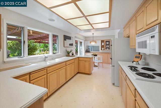 681 Rock Oak Rd, Walnut Creek CA: https://media.crmls.org/mediaz/6d6f581f-a417-4f50-a989-cc245c47f8c4.jpg