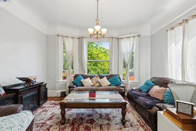1706 Fairview St, Berkeley CA: https://media.crmls.org/mediaz/6d6fb189-b4b4-4b72-a0cc-736ce95fd0b0.jpg