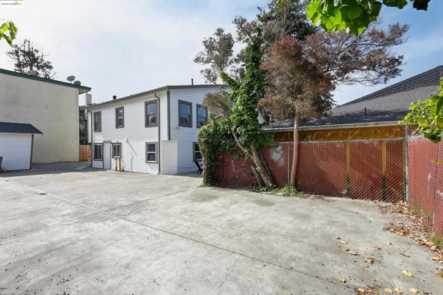 3064 E 15Th St, Oakland CA: https://media.crmls.org/mediaz/6d716cfc-09ce-411d-8227-456c34261439.jpg