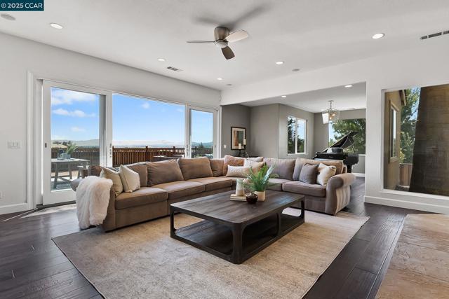2058 Marazzani Dr, Martinez CA: https://media.crmls.org/mediaz/6d722643-0347-498c-b473-00d9cb2b41b6.jpg