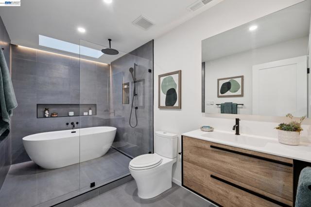 6801 ARMOUR DRIVE, Oakland CA: https://media.crmls.org/mediaz/6d72498d-45a2-4074-9466-1a86fea1bd77.jpg