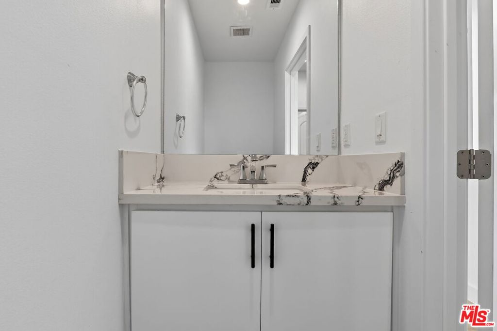 https://media.crmls.org/mediaz/6d745d41-d6fb-4143-8d91-dbbb75479505.jpg?preset=X-Large