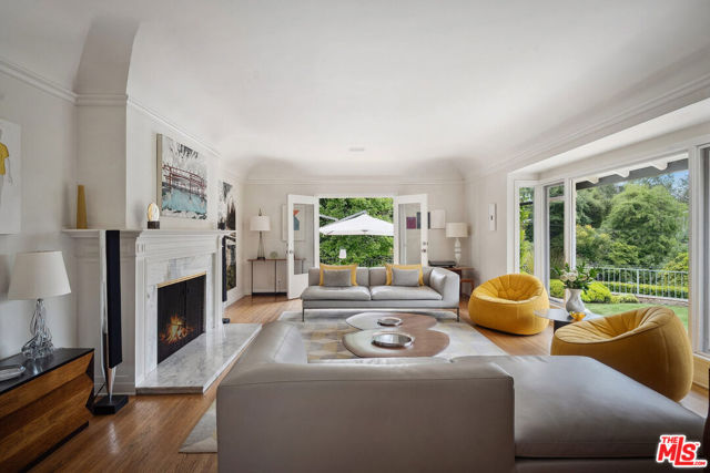 3818 Hollyline Avenue, Sherman Oaks CA: https://media.crmls.org/mediaz/6d752101-51b5-4c65-8116-ce2024b053b9.jpg
