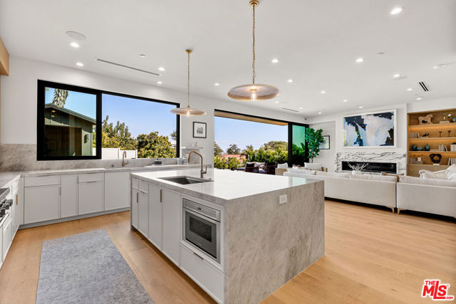 1822 N Vista Street, Los Angeles CA: https://media.crmls.org/mediaz/6d75c418-3e9d-4ab1-9320-11750bc40d12.jpg