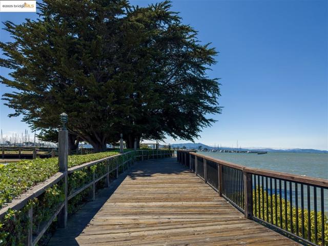 7 Commodore DR, Emeryville CA: https://media.crmls.org/mediaz/6d761c0c-7bb8-4209-afde-51fce29bb68a.jpg