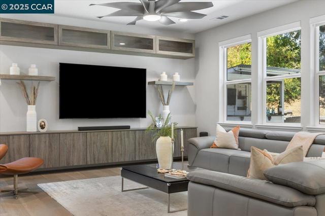 17691 Whisper Ln, Castro Valley CA: https://media.crmls.org/mediaz/6d76dd02-3b48-4e60-839c-c4f760bfedb5.jpg