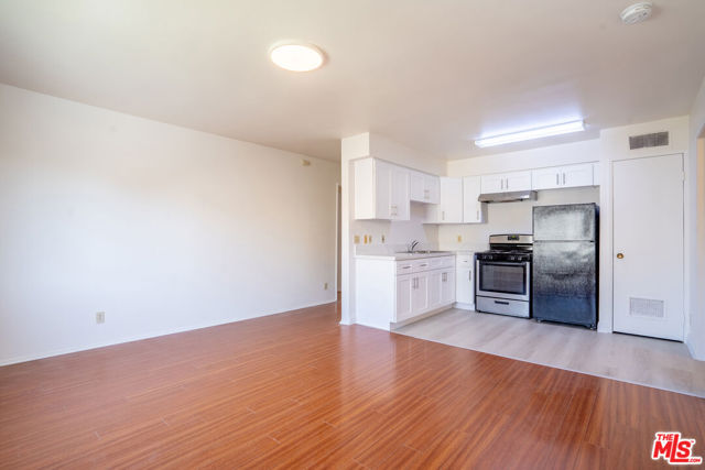 820 S St Andrews Place, Los Angeles CA: https://media.crmls.org/mediaz/6d76df9a-27c6-478e-9f85-34ce42879cd5.jpg