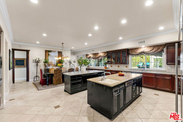 13418 Nightsky Drive, Camarillo CA: https://media.crmls.org/mediaz/6d76fce8-bc93-414f-903d-6da312ee196a.jpg