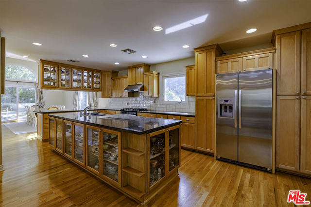 2250 Betty Lane, Beverly Hills CA: https://media.crmls.org/mediaz/6d778fb7-1b75-4b24-a0d2-a65dd839ba8d.jpg