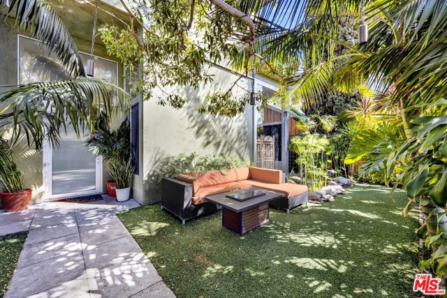2336 Boone Avenue, Venice CA: https://media.crmls.org/mediaz/6d77a590-1569-414e-9fe8-a304773d9630.jpg