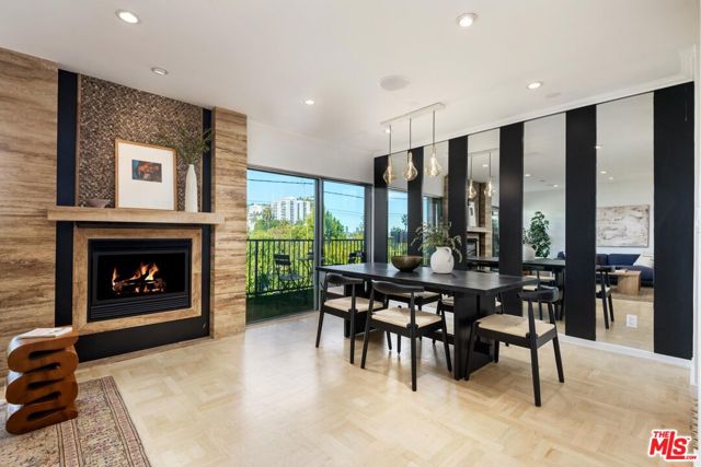 949 N Kings Road, West Hollywood CA: https://media.crmls.org/mediaz/6d77da29-716e-4ee3-a883-4a8f49a29b8f.jpg