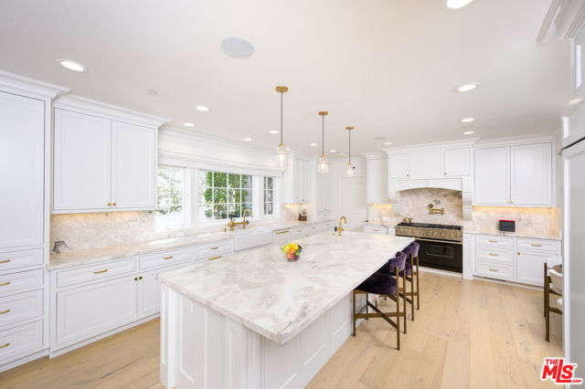 9885 Carmelita Avenue, Beverly Hills CA: https://media.crmls.org/mediaz/6d77f21a-93ba-485a-b159-002bd566e45a.jpg