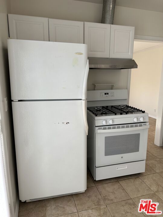 3013 Colorado Avenue, Santa Monica CA: https://media.crmls.org/mediaz/6d77f891-8fc9-4f08-9409-19c911b51026.jpg
