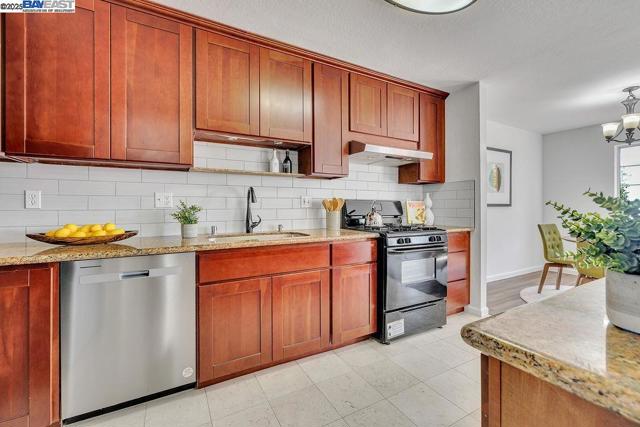 21917 Nugget Canyon Dr, Castro Valley CA: https://media.crmls.org/mediaz/6d7833d9-2e2f-43d2-876f-ffa7f0d2719b.jpg