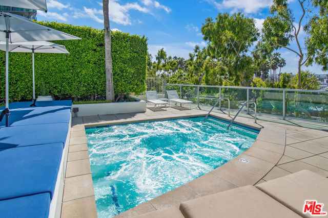 13700 Marina Pointe Drive, Marina del Rey CA: https://media.crmls.org/mediaz/6d79577a-f569-4506-81d1-e23cdd097f57.jpg