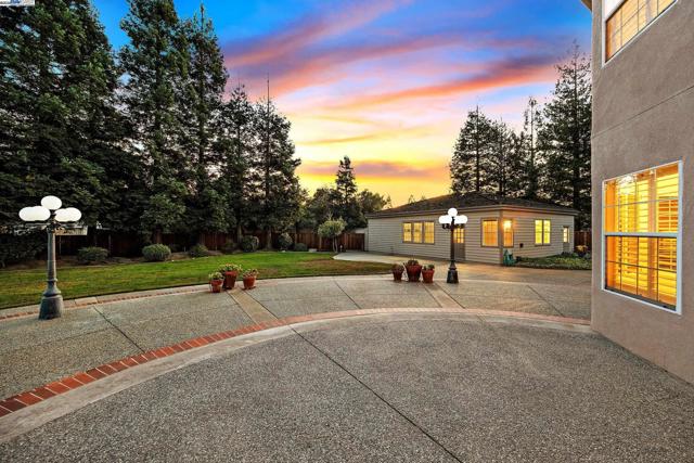 2215 Chardonnay Way, Livermore CA: https://media.crmls.org/mediaz/6d7a55c0-cc84-4e96-9c51-9c5a886afedd.jpg