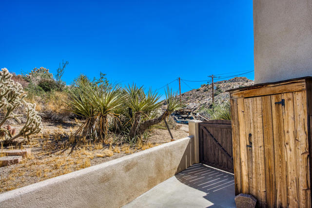 56948 Plaza Del Amigo, Yucca Valley CA: https://media.crmls.org/mediaz/6d7ab515-42b0-419b-9ff6-b69e5cdb3730.jpg