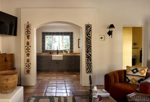 6977 Las Colinas, Rancho Santa Fe CA: https://media.crmls.org/mediaz/6d7ad5fd-96e5-4774-9921-5c8f4d99ec0d.jpg