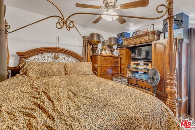 7506 Independenc Avenue, Canoga Park CA: https://media.crmls.org/mediaz/6d7b5576-26ca-4407-8acc-6bdf49719fcf.jpg
