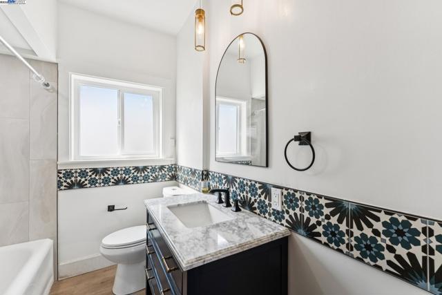 2734 Macarthur Blvd, Oakland CA: https://media.crmls.org/mediaz/6d7bed9d-60e0-4289-9128-ca93cd92222e.jpg