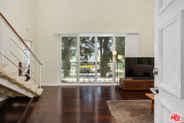 1127 15th Street, Santa Monica CA: https://media.crmls.org/mediaz/6d7c205c-f7b8-447d-a6d4-274a97e610b6.jpg