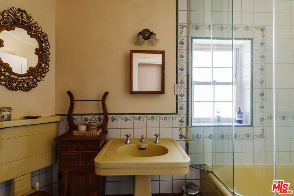 https://media.crmls.org/mediaz/6d7ca0d6-1ed6-4620-b64a-34b4b7a56b30.jpg?preset=X-Large