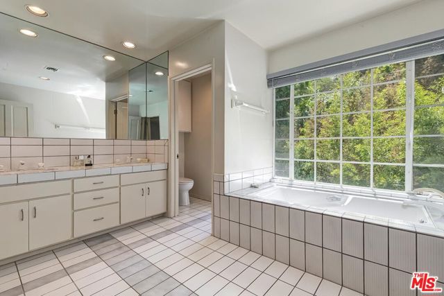 1041 Chantilly Road, Los Angeles CA: https://media.crmls.org/mediaz/6d7cdfbf-1029-47b2-8faa-d6303a079290.jpg