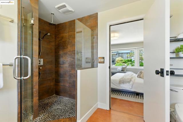 25 Holyrood Manor, Oakland CA: https://media.crmls.org/mediaz/6d7d30e3-3bf8-47da-8f3e-381ec83cc427.jpg