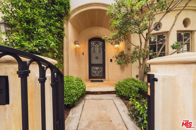 223 24th Street, Santa Monica CA: https://media.crmls.org/mediaz/6d7d6325-2cc2-4e3f-8e8e-e2f9b59d1eab.jpg