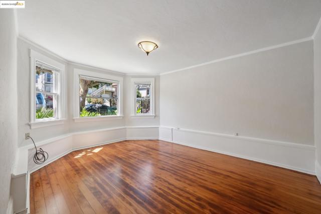 3116 Harrison St, Oakland CA: https://media.crmls.org/mediaz/6d7dcc6c-8687-4730-8234-a9d70b783251.jpg