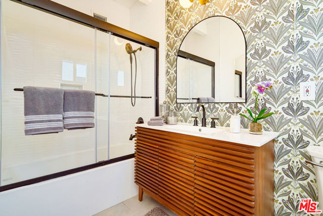 547 N Farrell Drive, Palm Springs CA: https://media.crmls.org/mediaz/6d7e0d0b-a80c-4a04-b5c4-26194ec56562.jpg