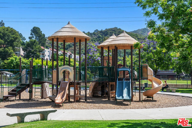 1710 Santa Paula Place, Glendale CA: https://media.crmls.org/mediaz/6d7ea184-ce7f-4230-8601-33e9a7430af9.jpg