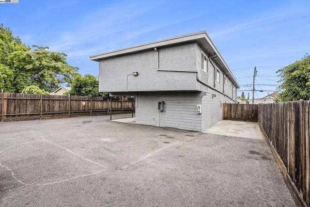 341 Castro St, San Leandro CA: https://media.crmls.org/mediaz/6d7ec24b-c6b1-4857-a65c-6ad9a4940ec7.jpg