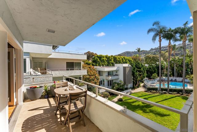 2360 Torrey Pines Rd, La Jolla CA: https://media.crmls.org/mediaz/6d7f25e3-9b0f-4b18-8034-78aceb45aa1d.jpg