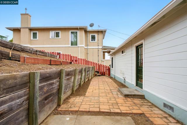 7968 Michigan Ave, Oakland CA: https://media.crmls.org/mediaz/6d7f29b0-0033-46d0-9500-6622fa4d4497.jpg