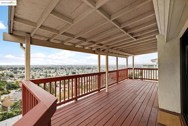 6933 Simson Street, Oakland CA: https://media.crmls.org/mediaz/6d7f96c3-cb89-4267-bcf2-191052c67860.jpg